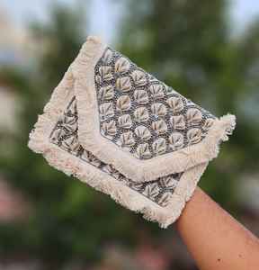 Pochette Boho artisanale avec glands Festival-Accessoire parfait ajoutant de la couleur et des détails artistiques aux tenues de mariage et de fête - Product Image 3