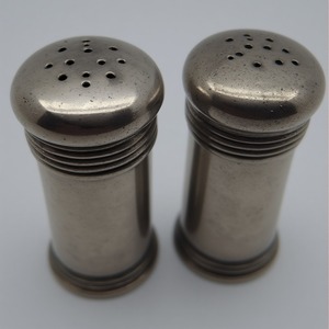 Molino de sal y pimienta de latón vintage con textura martillada pulida Artesanal hecho a mano que ofrece acento decorativo - Product Image 4