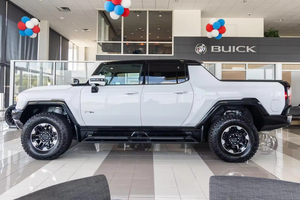 รถกระบะ GMC Hummer EV รุ่นปี 2024 Edition 1 กำลัง 250-300 แรงม้า ขับเคลื่อนสี่ล้อ พวงมาลัยซ้าย เบาะหนัง ไฟหน้าซีนอน ระบบปรับอากาศด้านหลัง - Product Image 2