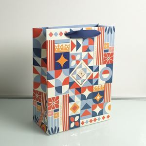 Sac fourre-tout de luxe en papier d'art de haute qualité - Personnalisé pour les marques de mode et de style de vie, biodégradable et écologique, emballage cadeau - Product Image 1