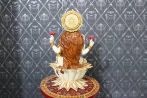 Statue de Laxmi assise en polyrésine blanche, artisanat traditionnel Nirmala, déesse hindoue Maa Laxmi, figurine de temple - Product Image 4