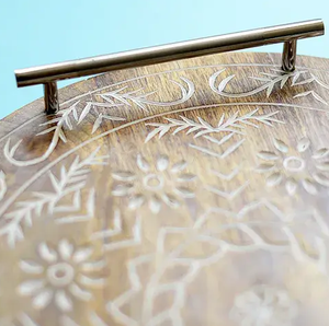 Bandeja de Madera de Mango y Acacia Ecológica Grabada, Diseño Clásico de Alto Estándar, Plato Multiusos con Asa de Metal para el Hogar - Product Image 6