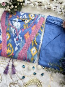 Conjunto de traje pesado bellamente decorado con cuello de encaje intrincado disponible a precio mayorista de la India - Product Image 6