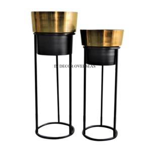 Jardinière en métal de forme ronde enduite de poudre de couleur noire avec intérieur plaqué or et support design unique Vente en gros en vrac - Product Image 2