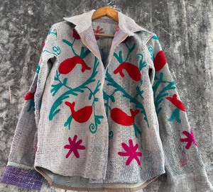 Veste chemise en coton vintage Kantha Suzani – Veste en coton réversible matelassée faite à la main, style bohème patchwork - Product Image 3
