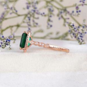 Bague de coussin allongée de couleur verte fabriquée à la main en argent sterling 925 Bague de fiançailles en forme de coussin en émeraude cultivée en laboratoire - Product Image 3