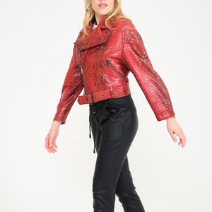 Échantillon personnalisé veste en cuir de serpent rouge OEM recadrée texture python pour femmes vêtements d'extérieur élégants coupe ajustée de style motard - Product Image 6