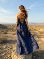 Robe longue d'été ample et confortable en coton naturel écologique, bleu marine uni, dos nu, bretelles ajustables, ourlet à volants, poches