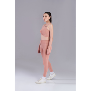 Sujetador deportivo Baby Pink Twist para yoga y fitness Conjunto cómodo y elegante - Product Image 1