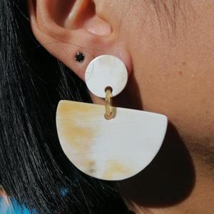 Boucles d'oreilles en corne naturelle blanche et noire pour taille personnalisée prix bon marché avec utilisation à la main pour un prix bas avec une forme différente - Product Image 5
