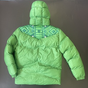 Veste matelassée personnalisée pour homme avec logo imprimé sur toute la surface, veste d'hiver décontractée avec fermeture éclair, traitement enduit, veste en duvet teinte unie - Product Image 2