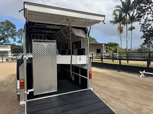 Nouvelle remorque pour chevaux ICON 3 Horse Angle Load 14 pieds, capacité 3000 kg, en aluminium, pour chevaux de race, avec logement, en vente - Product Image 5