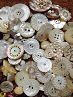 Boutons modernes en nacre à 2 trous gravés sur mesure pour les marques de vêtements, design écologique, emballage de haute qualité standard