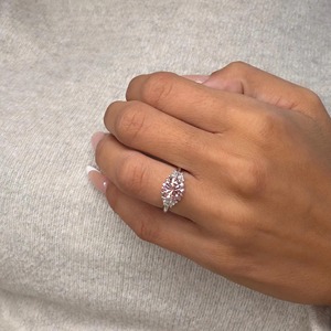 Bague en diamant de laboratoire rond rose vif fantaisie rare de 2,50 carats, bague à trois pierres demi-lune, or blanc 18 carats - Product Image 2
