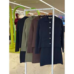 Conjunto de punto de acero Wool 10215 con cuello de camisa de lana y detalle de bolsillo - Product Image 1