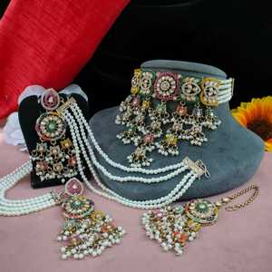 Ensemble ras de cou de travail de perles minimales détaillées avec ensemble léger Maang Tikka Complète magnifiquement Lehengas, Sarees Charme intemporel - Product Image 1