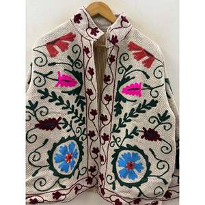 Veste d'hiver en coton ivoire brodée à la main Suzani Garden, avec logo personnalisé, taille XL, style universitaire, pour le printemps, design floral sauvage en cuir court - Product Image 3