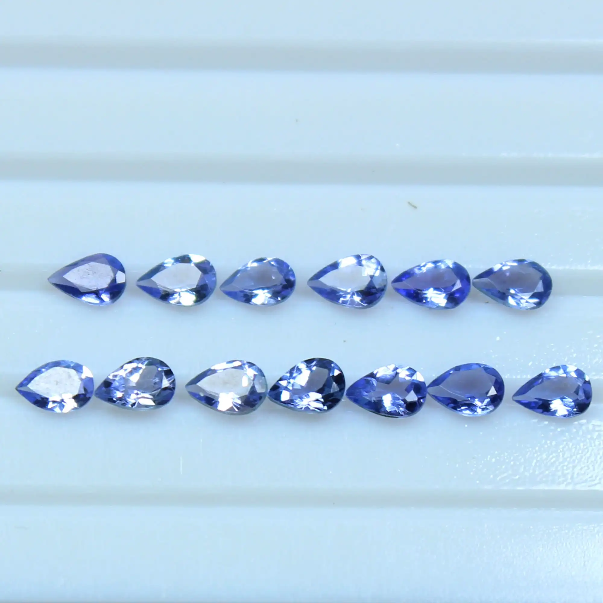 タンザナイトファセットブルー宝石天然タンザナイトカットストーン梨形3.5x2.5MM卸売ロットタンザナイト最高品質の新しい宝石