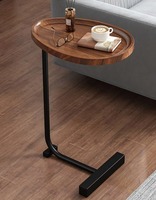 Belle table basse en bois de style vintage avec finition naturelle parfaite pour l'atmosphère et la décoration de salon confortable