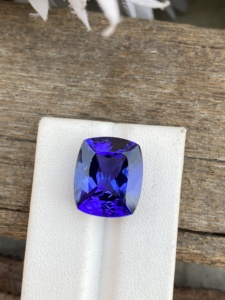 Pierre précieuse tanzanite naturelle certifiée 15.69 carats grande taille coussin coupe Zoisite pierre précieuse en vrac avec loupe propre pour bijoux - Product Image 3