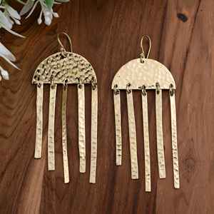 Boucles d'oreilles en laiton goutte d'or | Bijoux pendants faits à la main de style Kylin | Cadeau léger Boho Chic pour femme - Product Image 1