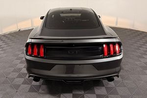 GT Coupé d'occasion Premium, boîte manuelle 6 vitesses, moteur Coyote V8 - Product Image 2