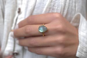 Bague en labradorite faite à la main, plaquée or 18 carats, bijoux fantaisie, pierre précieuse labradorite, bijoux pour femmes, bague de mariage, cadeau pour femmes - Product Image 3