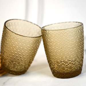 ชุดแก้วน้ำลายดอกไม้สไตล์วินเทจ 2 ใบ ดีไซน์ลายดอกไม้สวยงามสำหรับคอลเลกชันเครื่องดื่มของคุณ - Product Image 1