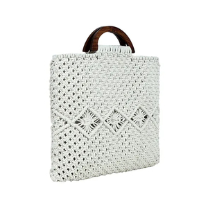 Sac fourre-tout en macramé tissé à la main avec poignées en bois et design géométrique - Product Image 1