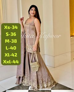 Ensemble Kurti Sharara en soie chinon de qualité supérieure avec broderies détaillées et doublure en micro-coton, longueur complète - Product Image 2