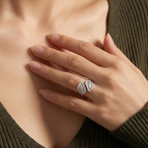 Bague Exclusif Feuille de Diamant Naturel Baguette 1,36 CT Certifié IGI Or Blanc 18K Double Bande Entrecroisée Designer pour la Saint-Valentin - Product Image 3