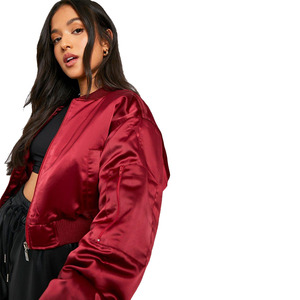 Chaqueta bomber recortada de seda satinada roja de último diseñador, chaqueta bomber elegante acanalada para mujer, chaquetas bomber con mangas hinchadas para exteriores - Product Image 4