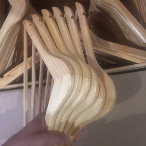 Perchas de Madera de Pino Duraderas con Gancho de Acero Inoxidable, Logotipo Personalizado, Proveedor Premium de Perchas de Madera de Vietnam - Product Image 4
