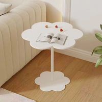 Table basse minimaliste moderne en forme de nuage crème, multifonctionnelle et compacte, pour petit salon.