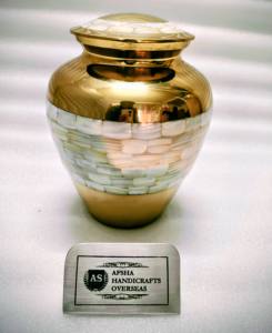 Urna Funeraria de Latón Antiguo con Grabado Estilo Americano/Europeo para Cenizas de Adultos, para Almacenamiento de Cenizas - Product Image 1