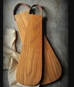 Tabla de cortar de madera rústica con un tono de madera natural que realza el encanto y la calidez de las cocinas tradicionales - Product Image 5