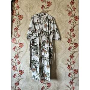Robe kimono en coton à imprimé floral numérique pour les occasions de loisirs - Product Image 1
