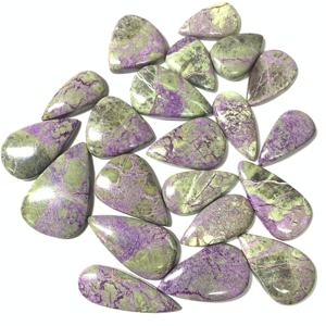 พลอย atlantasite ธรรมชาติสีเขียวขนาด20มม. ได้รับการรับรองในรูปแบบสามเหลี่ยมลูกแพร์สำหรับการทำเครื่องประดับที่หลากหลาย - Product Image 2