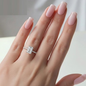 Anillo de Compromiso con Halo Oculto y Moissanita Corte Esmeralda de 1 Quilate, Plata de Ley 925, Pasa el Test de Diamantes - Product Image 5