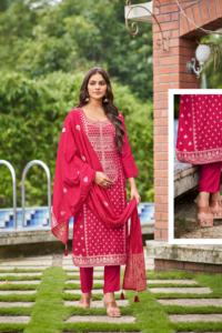 Hermosa ropa ocasional Alta demanda Viscos Dola Silk Jacquard Kurti Pant & Dupatta con fabricación de trabajo manual de la India - Product Image 3