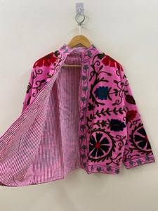 Chaqueta Suzani de Terciopelo Floral Rosa, Chaqueta Bomber Entallada con Cuello Bordado a Mano y Botones, Estilo Hippie de Verano - Product Image 5