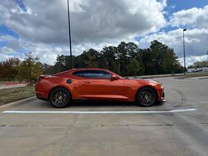 Coupé Camaro ZL1 2023, V8 suralimenté, contrôle de la suspension magnétique, orange vif métallisé - Product Image 3