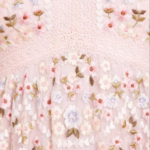 Robe longue col en V ornée de fleurs avec manches longues pour soirée occasionnelle en tenue de club avec logo à l'avant - Product Image 1