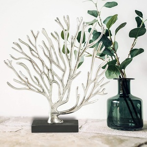 Sculpture de branches d'arbre en aluminium d'art moderne avec base noire robuste Décor en métal abstrait inspiré de la nature pour le salon, le bureau - Product Image 5