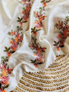 El último diseñador de ropa de moda de alta demanda Sari de seda Tussar con borde cortado trabajo mayorista y fabricante de la India - Product Image 2