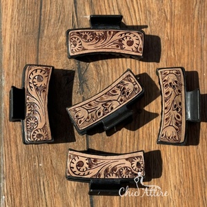 Pince à cheveux personnalisée tendance en cuir de vachette faite à la main avec cuir recouvert usiné à la main griffe de cheveux pour femmes de haute qualité - Product Image 1