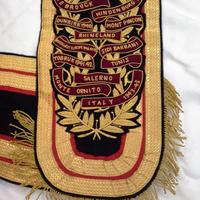 Ceci est une écharpe de trompetteur de la Coldstream Guards, brodée à la main.