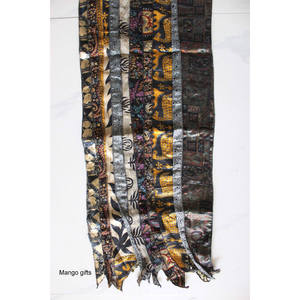 Écharpes en satin de soie vintage de haute qualité, fabriquées à partir de sari indien recyclé, légères, patchwork, numériques, douces, confortables, vente en gros par lots - Product Image 5
