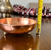 Plat de service décoratif élégant et sûr en cuivre martelé et aluminium fait main avec pieds, idéal pour mariages et fêtes