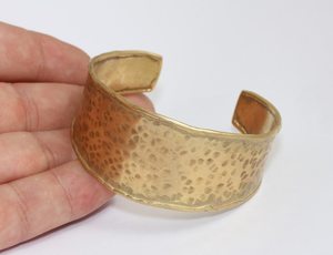 Mejor Quty Artesanías en relieve de Latón chapado en oro Brazalete de metal Brazaletes con incrustaciones de perlas para mujeres Fabricante EN LA India - Product Image 2